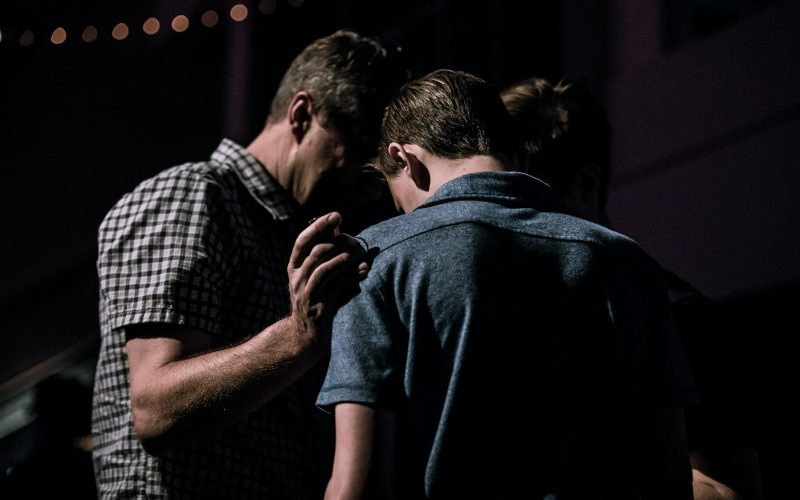 twee mannen die met het voorhoofd tegen elkaar aankomen
